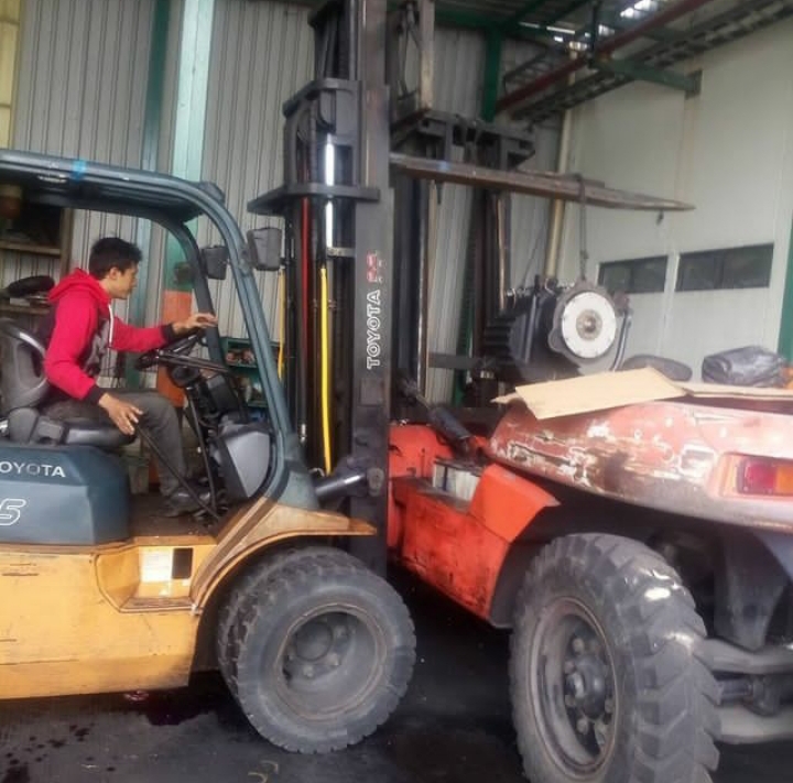 Tugas dan Tanggung Jawab Teknisi Forklift di Pabrik Industri